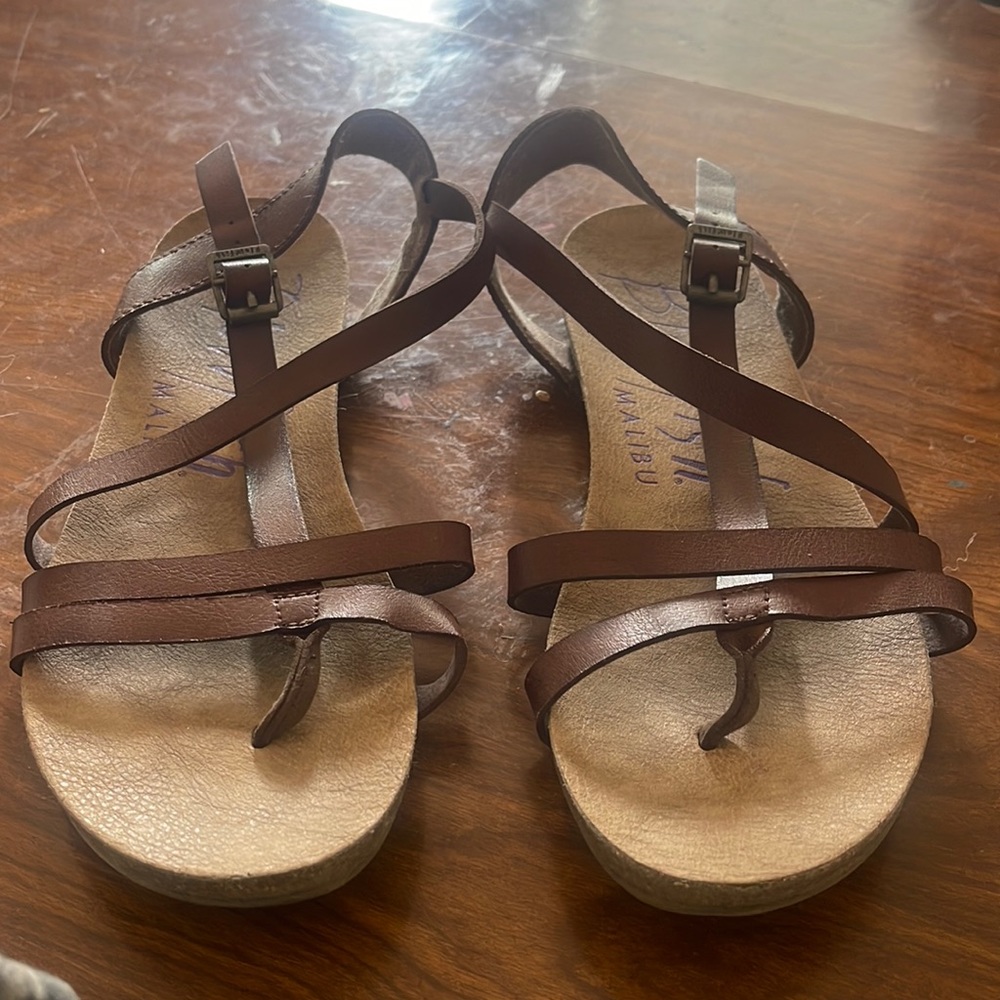 Strappy Brown Women's Sandals - Casual Toe-Loop Design